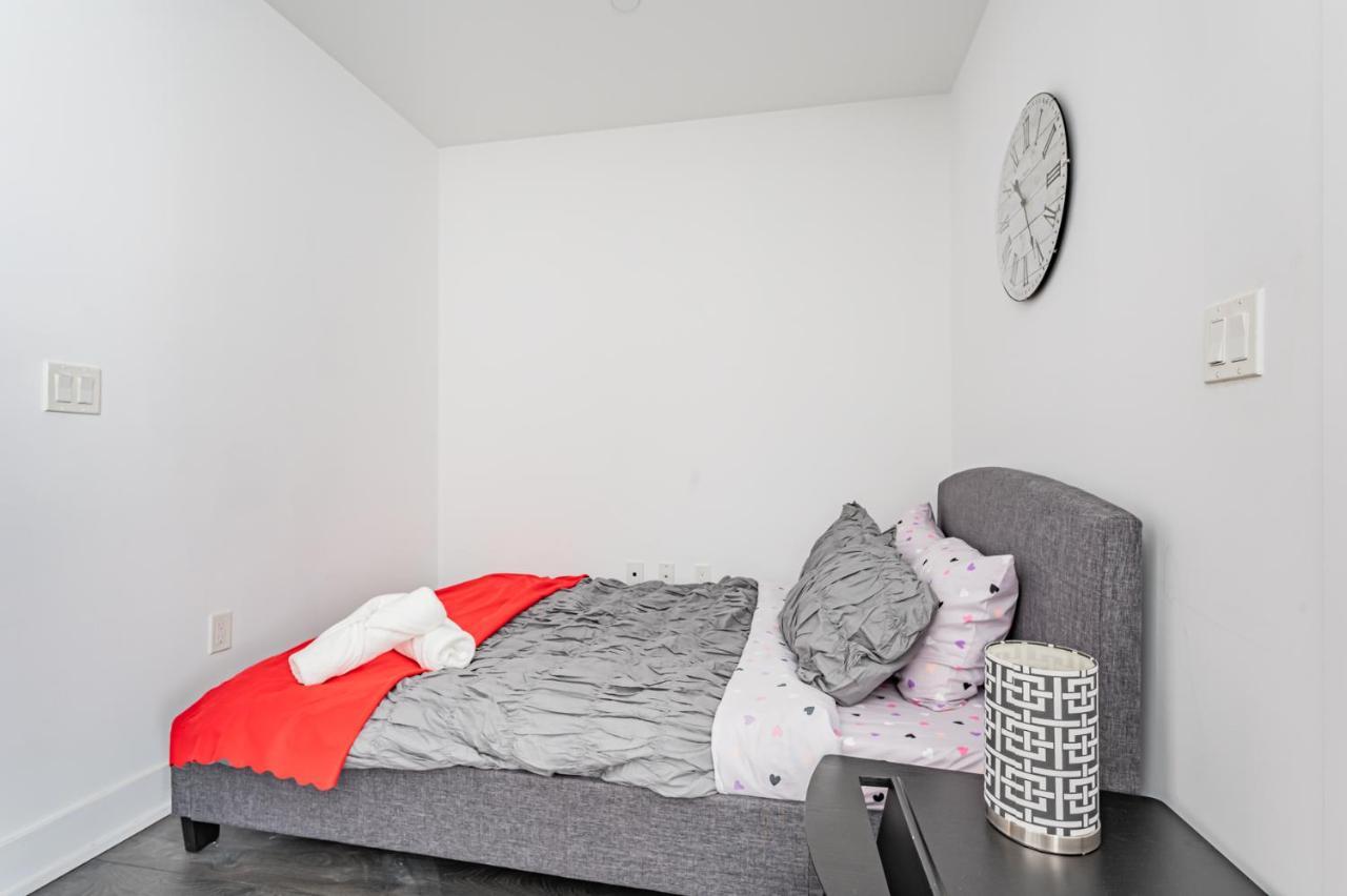 Condo In Parklawn & Lake Shore With Free Parking Close To Airport Toronto Esterno foto