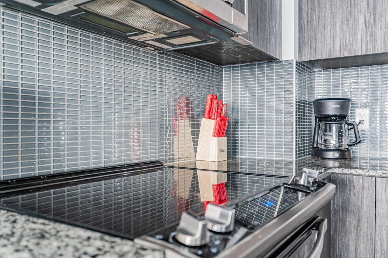 Condo In Parklawn & Lake Shore With Free Parking Close To Airport Toronto Esterno foto