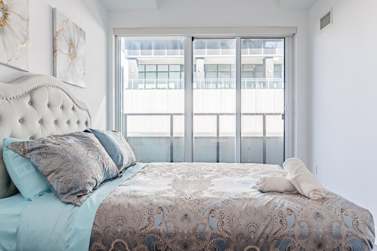 Condo In Parklawn & Lake Shore With Free Parking Close To Airport Toronto Esterno foto