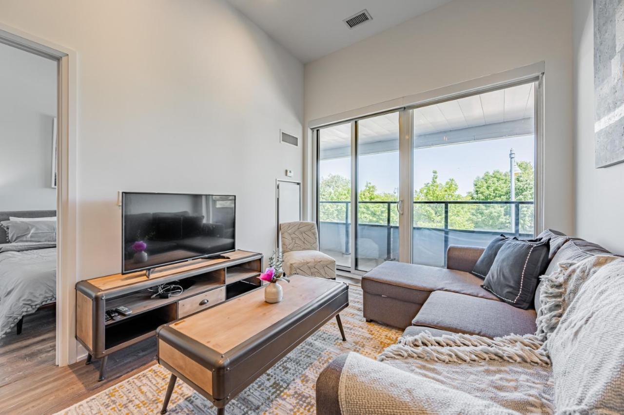 Condo In Parklawn & Lake Shore With Free Parking Close To Airport Toronto Esterno foto