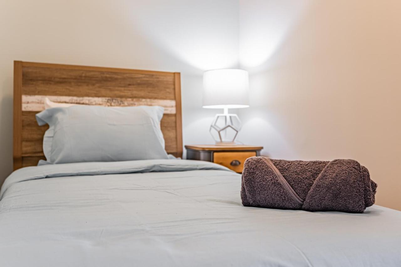 Condo In Parklawn & Lake Shore With Free Parking Close To Airport Toronto Esterno foto