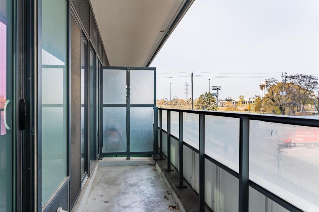 Condo In Parklawn & Lake Shore With Free Parking Close To Airport Toronto Esterno foto