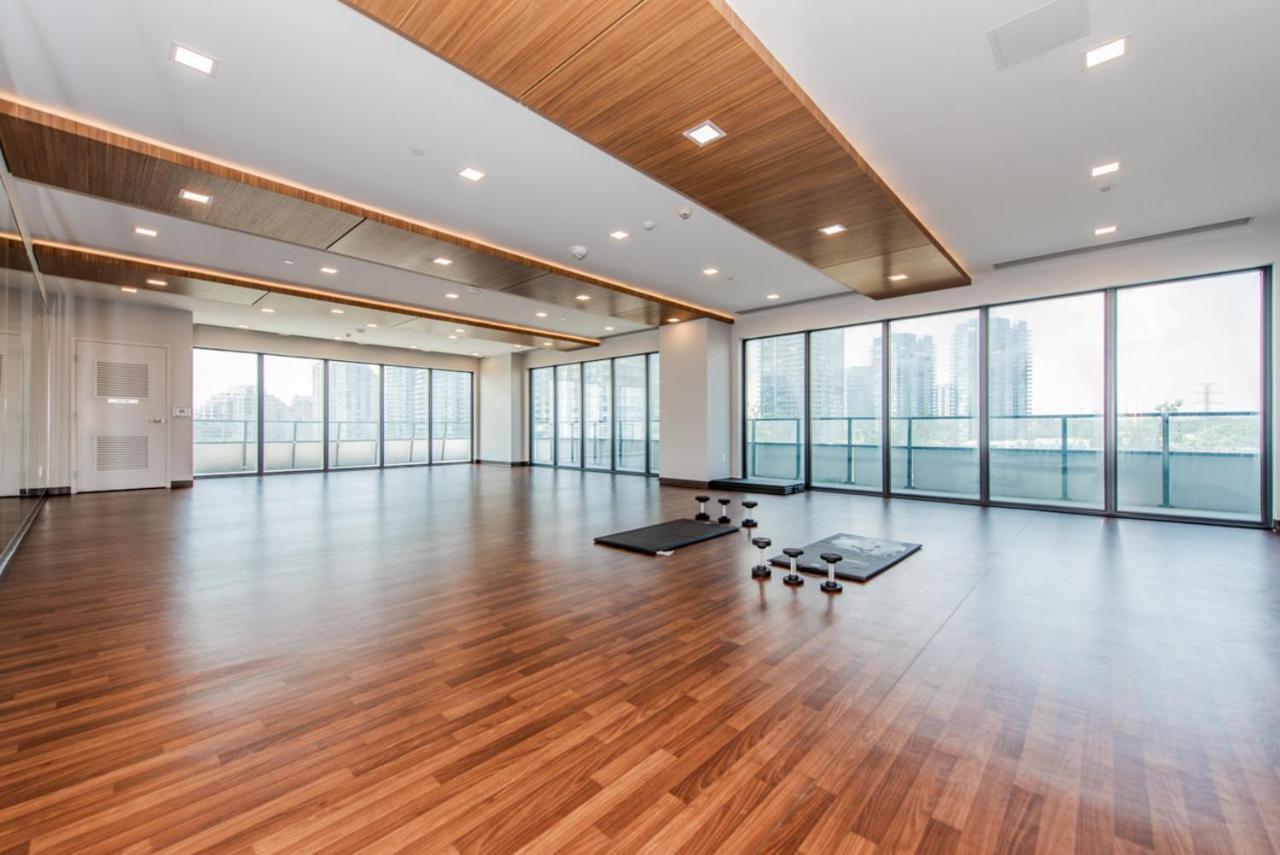Condo In Parklawn & Lake Shore With Free Parking Close To Airport Toronto Esterno foto
