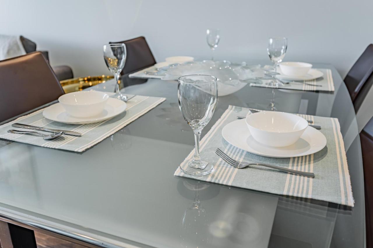 Condo In Parklawn & Lake Shore With Free Parking Close To Airport Toronto Esterno foto