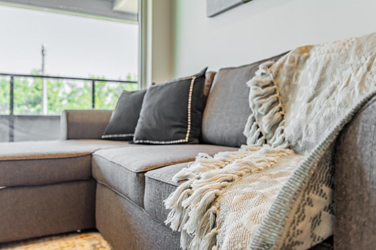 Condo In Parklawn & Lake Shore With Free Parking Close To Airport Toronto Esterno foto