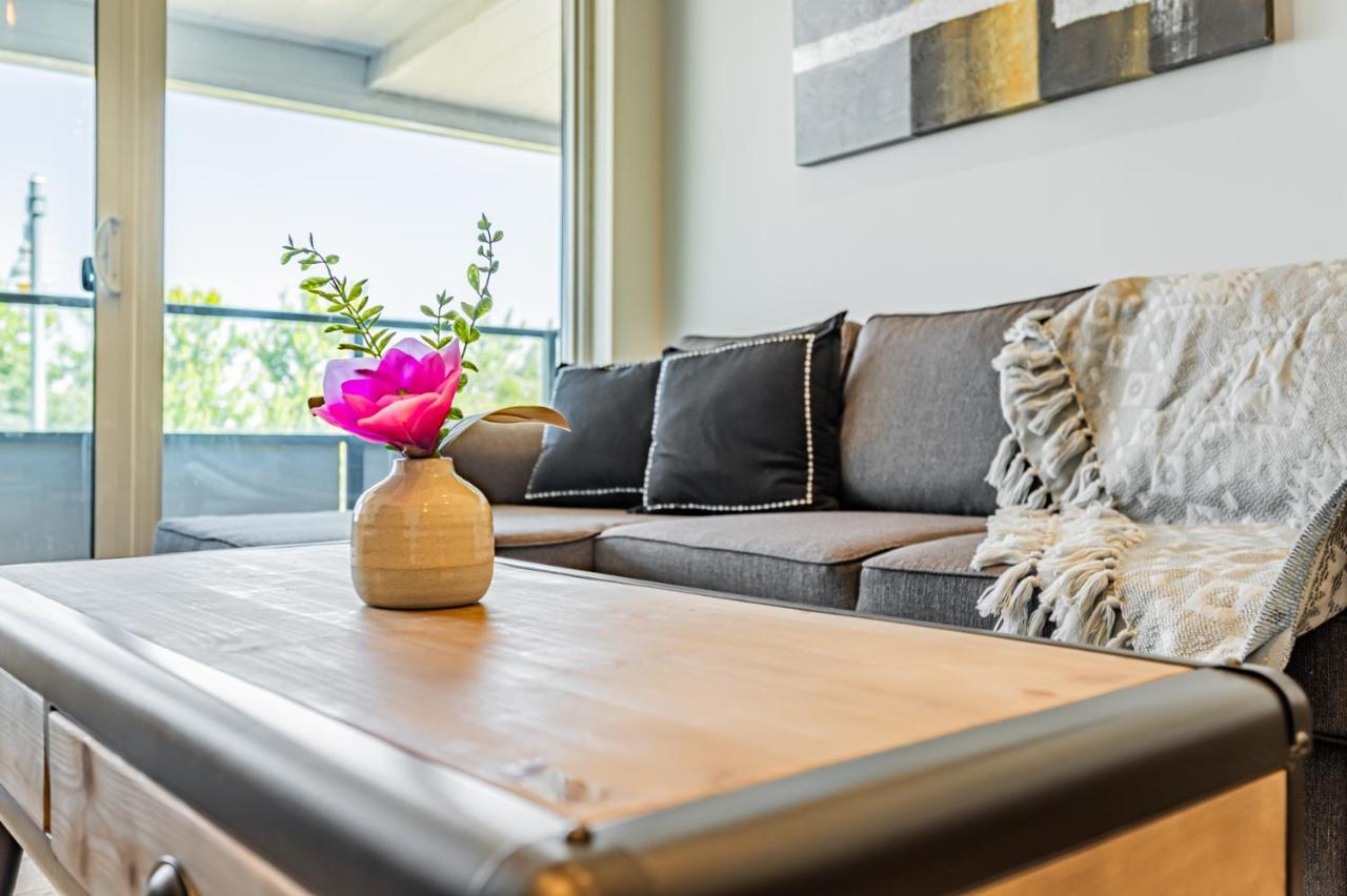 Condo In Parklawn & Lake Shore With Free Parking Close To Airport Toronto Esterno foto