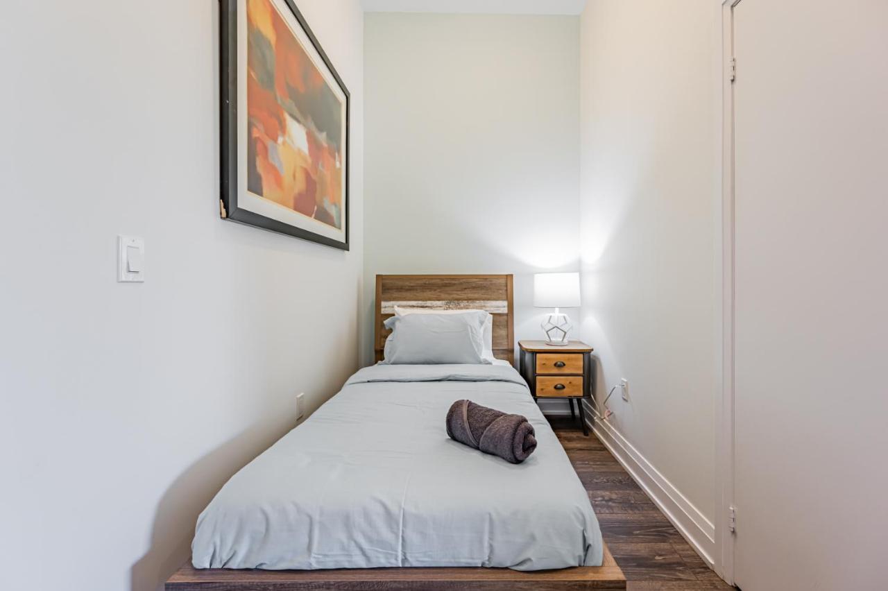 Condo In Parklawn & Lake Shore With Free Parking Close To Airport Toronto Esterno foto