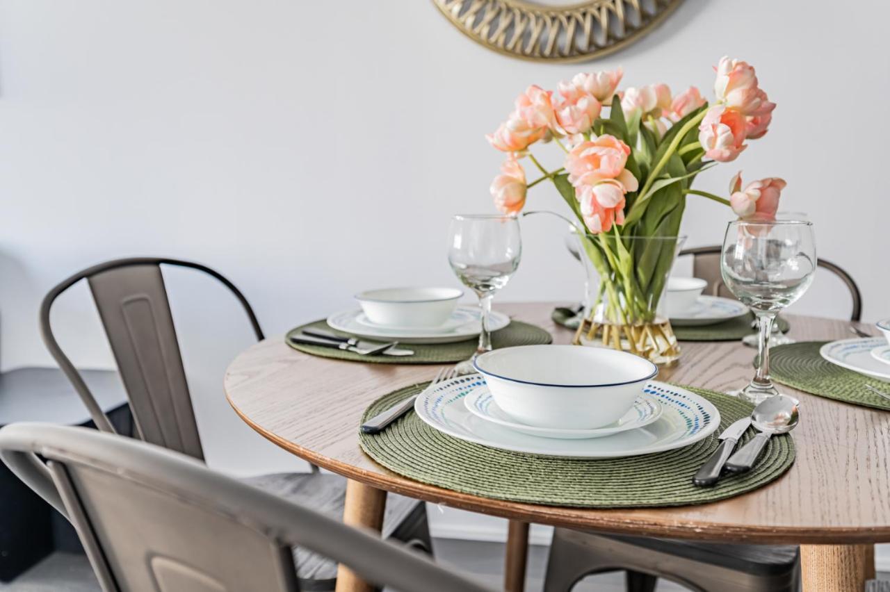 Condo In Parklawn & Lake Shore With Free Parking Close To Airport Toronto Esterno foto