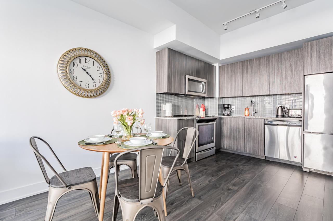 Condo In Parklawn & Lake Shore With Free Parking Close To Airport Toronto Esterno foto