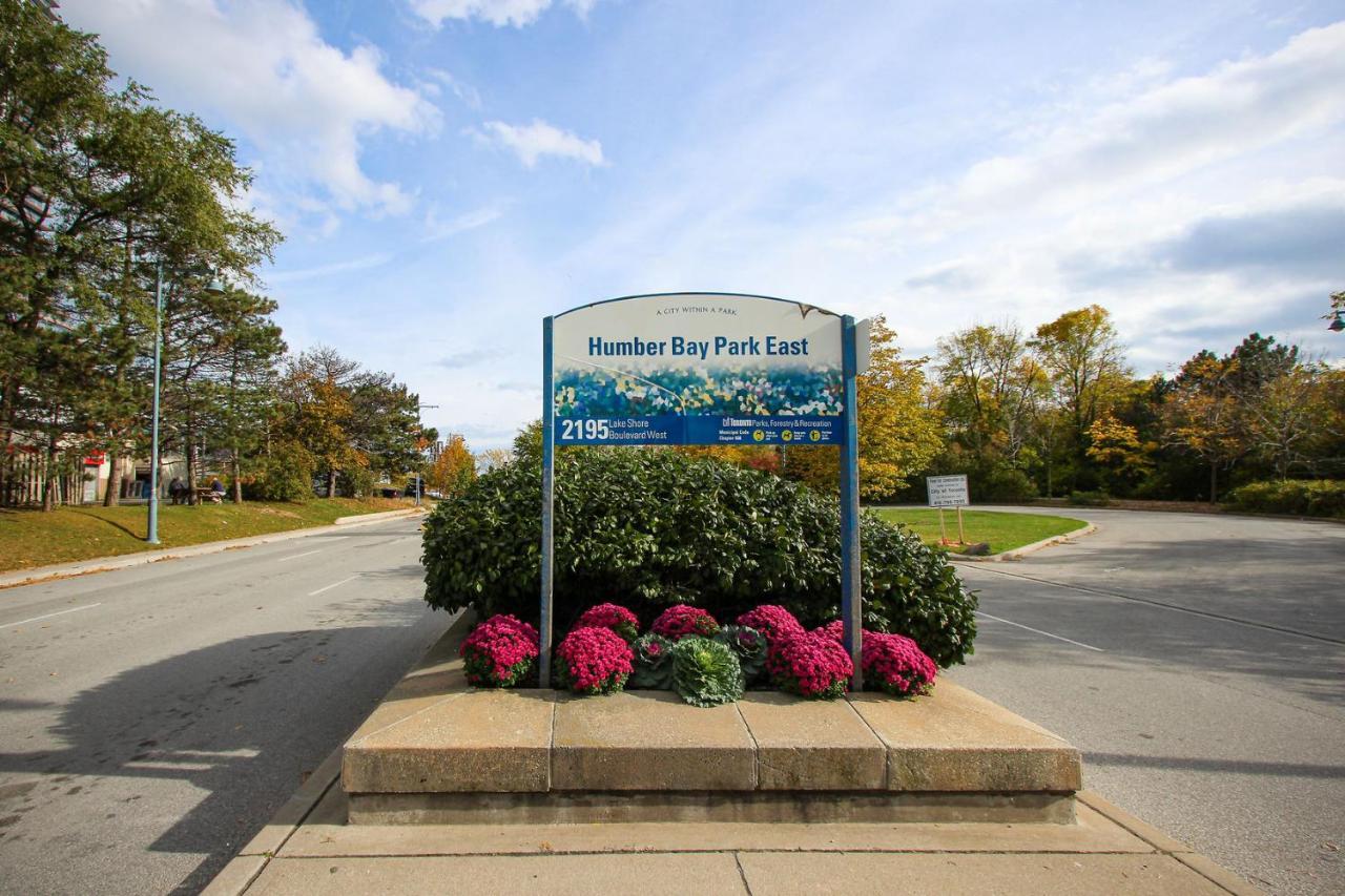 Condo In Parklawn & Lake Shore With Free Parking Close To Airport Toronto Esterno foto