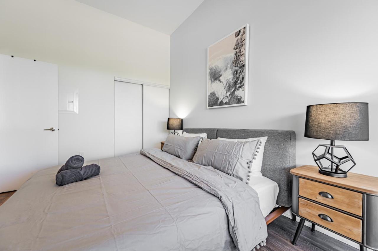 Condo In Parklawn & Lake Shore With Free Parking Close To Airport Toronto Esterno foto