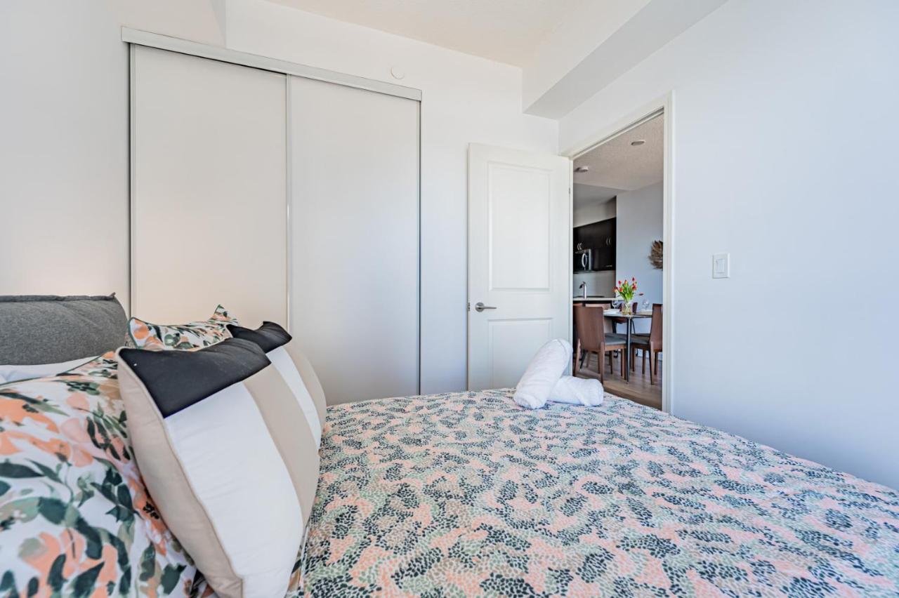 Condo In Parklawn & Lake Shore With Free Parking Close To Airport Toronto Esterno foto